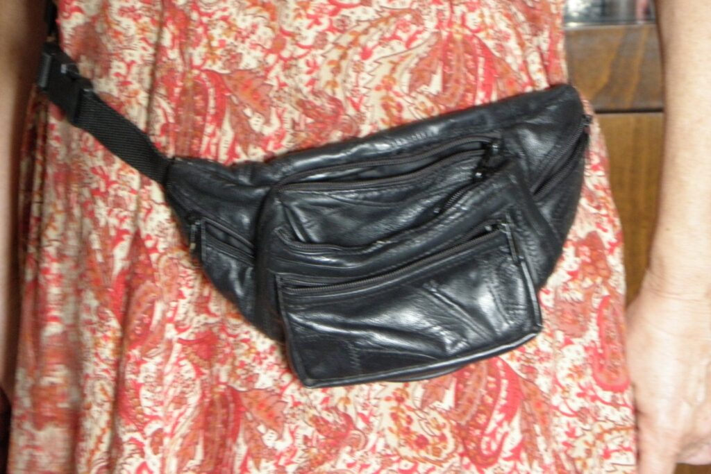 Schwarze Leder-Bauchtasche an der Hüfte