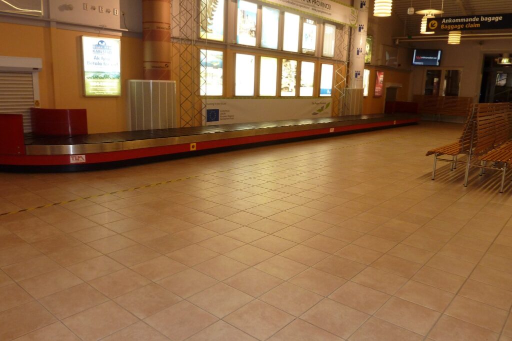 Leeres Gepäckband in einer Flughafen-Ankunftshalle