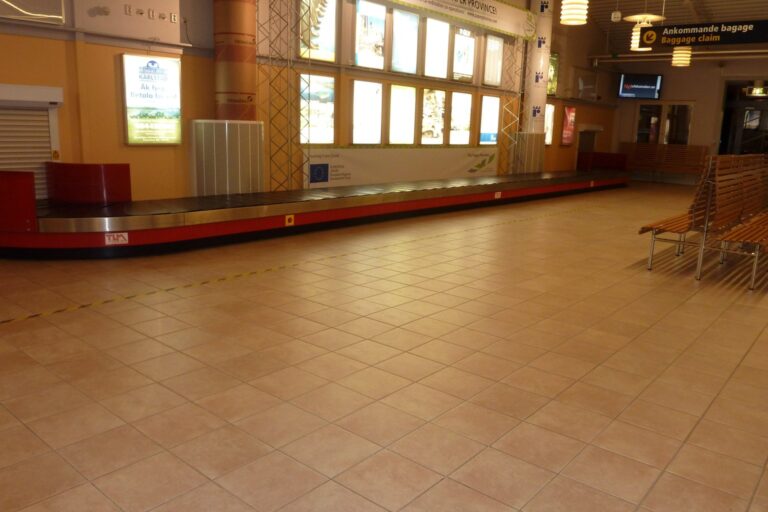 Leeres Gepäckband in einer Flughafen-Ankunftshalle